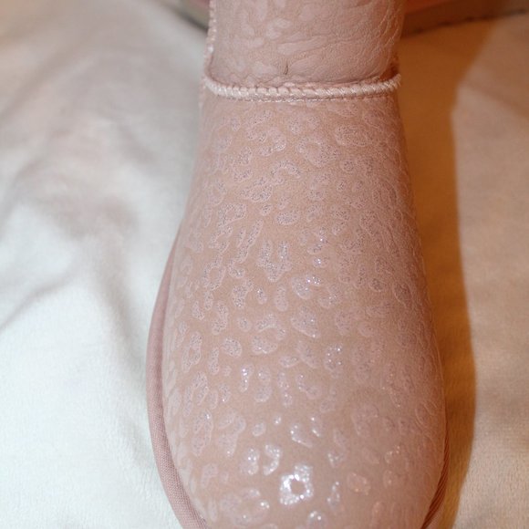 NIB UGG WOMENS CLASSIC SHORT LEOPARD METALLIC BOOT - Picture 4 of 11